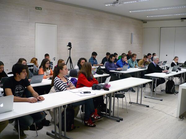 Alumnos de la Universidad San Jorge conversaron y debatieron con el ponente Ignacio Arruego