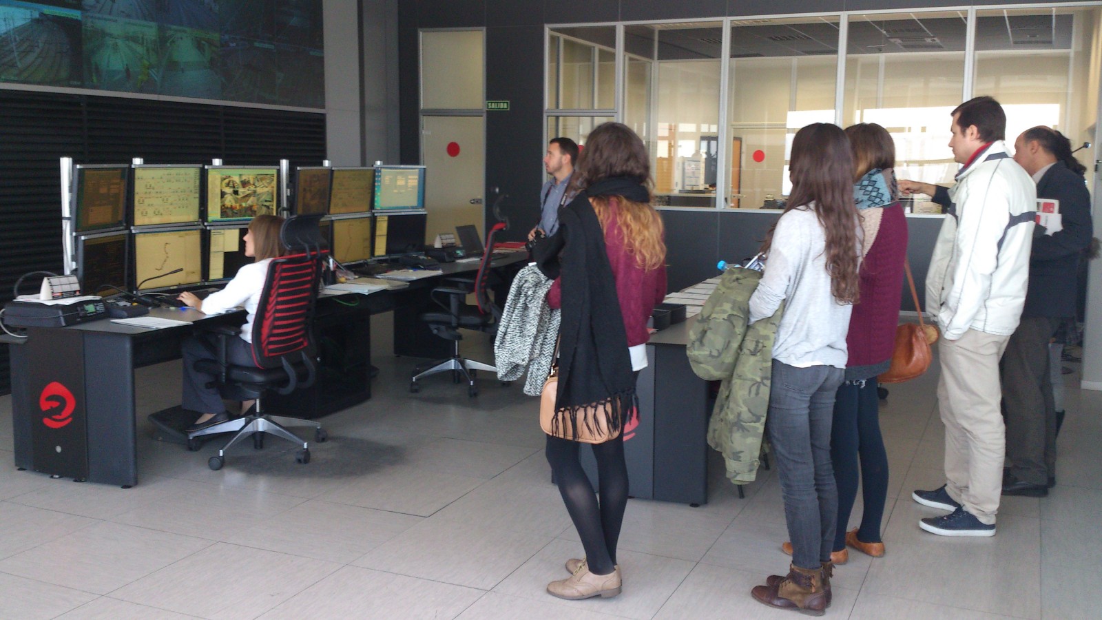 Los alumnos visitaron el Puesto de Control Central de Tranvías de Zaragoza, desde donde se vigila todo el sistema.